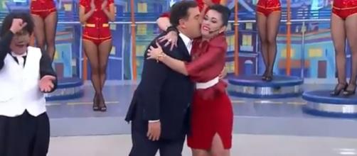 Ratinho abraça Milene Pavorô ao vivo em seu programa