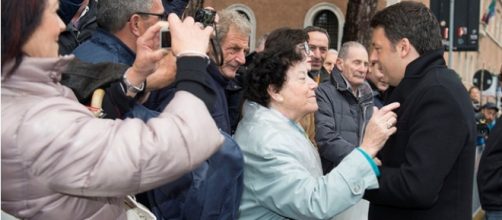 Renzi parla di riforma pensioni con una signora di Pisa