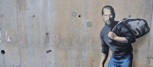Steve Jobs migrante visto dallo street artist Bansky