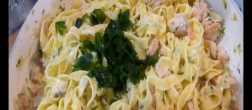 Tagliatelle con salmone zucchine e panna