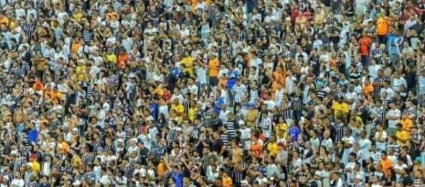 Corinthianos tradicionais querem que todos usem a camisa preta e branca Corinthianos tradicionais querem que todos usem a camisa preta e branca