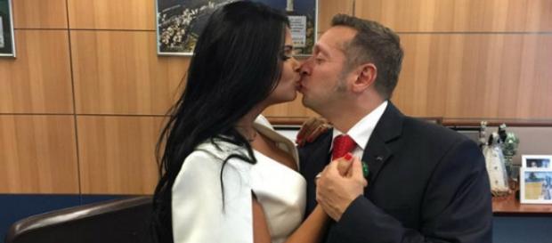 Fotos com a ex-miss bumbum no gabinete geram polêmica Fotos com a ex-miss bumbum no gabinete geram polêmica