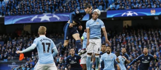 Gareth Bale intenta rematar ante Kompany Gareth Bale intenta rematar ante Kompany