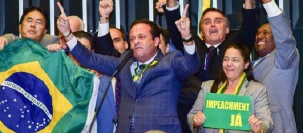 Jair Bolsonaro tem pensamentos contrários aos da Bíblia, mas ainda assim é admitido por partido religioso. Jair Bolsonaro tem pensamentos contrários aos da Bíblia, mas ainda assim é admitido por partido religioso.