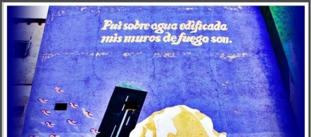 Lema de Madrid: "Fui sobre agua edificada, mis muros de fuego son" pintado por Alberto Corazón en Puerta Cerrada Lema de Madrid: "Fui sobre agua edificada, mis muros de fuego son" pintado por Alberto Corazón en Puerta Cerrada
