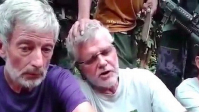 John Ridsdel, l'uomo al centro, &egrave; il cittadino canadese decapitato dal gruppo terrorista Abu Sayyaf