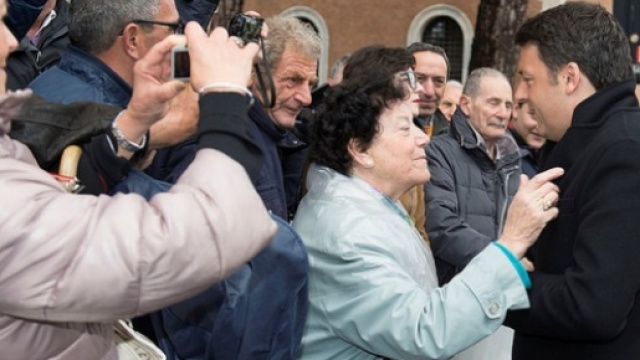 Renzi parla di riforma pensioni con una signora di Pisa