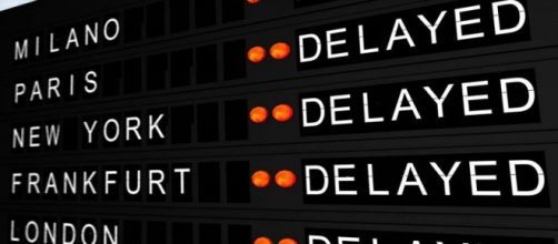 Il tabellone di un aeroporto indica i voli in ritardo.