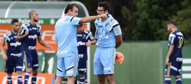 Cuca conversa com Alberto Valentim em treino do Palmeiras Cuca conversa com Alberto Valentim em treino do Palmeiras