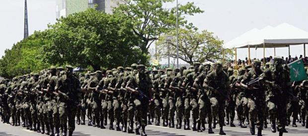 Exército Brasileiro, em exercício militar. Exército Brasileiro, em exercício militar.