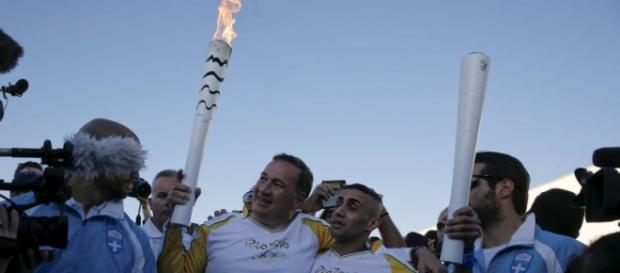Ibrahim Al-Hussein, refugiado sirio que llevó la antorcha olímpica hasta un campo de refugiados en Atenas Ibrahim Al-Hussein, refugiado sirio que llevó la antorcha olímpica hasta un campo de refugiados en Atenas