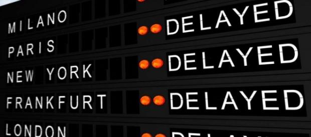 Il tabellone di un aeroporto indica i voli in ritardo. Il tabellone di un aeroporto indica i voli in ritardo.