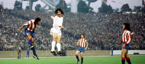 Müller elevándose ante la defensa del Atleti Müller elevándose ante la defensa del Atleti
