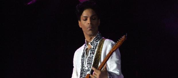 Prince em uma de suas apresentações em Coachella em 2008 Prince em uma de suas apresentações em Coachella em 2008