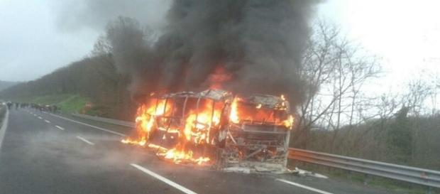 Teramo, il pullman è andato in fiamme Teramo, il pullman è andato in fiamme