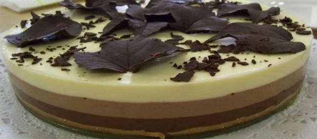 Torta ai tre cioccolati: una golosità paradisiaca Torta ai tre cioccolati: una golosità paradisiaca