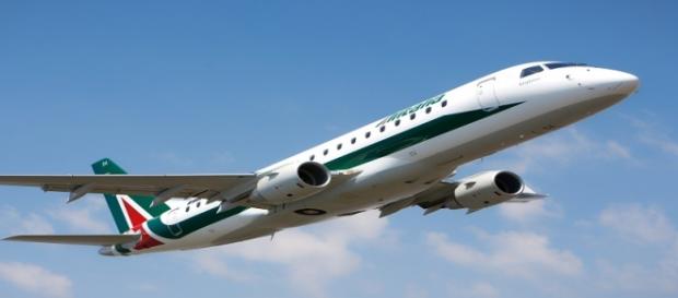 Un aereo di Alitalia durante un volo. Un aereo di Alitalia durante un volo.