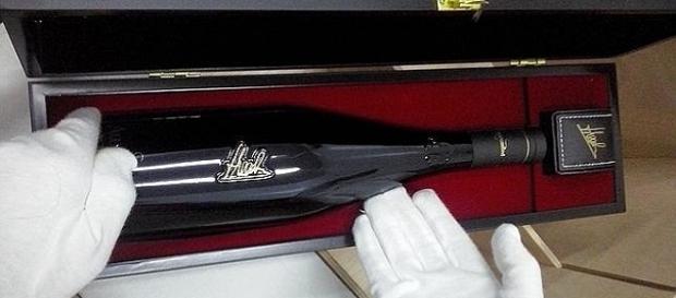 VINO TRATADO COMO UNA JOYA POR MANOS EXPERTAS VINO TRATADO COMO UNA JOYA POR MANOS EXPERTAS