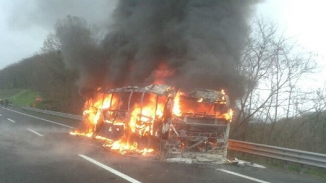 Teramo, il pullman &egrave; andato in fiamme