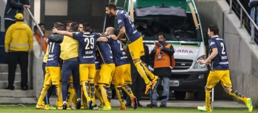 I giocatori del Rosario Central festeggiano la vittoria a Porto Alegre