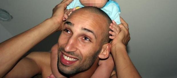 Il terrorista arrestato, mentre porta sulle spalle il figlio più piccolo Il terrorista arrestato, mentre porta sulle spalle il figlio più piccolo