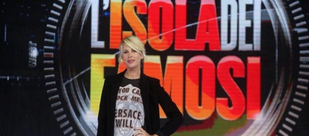 Isola dei Famosi, Paola disperata: sempre più vicino l’addio. Isola dei Famosi, Paola disperata: sempre più vicino l’addio.