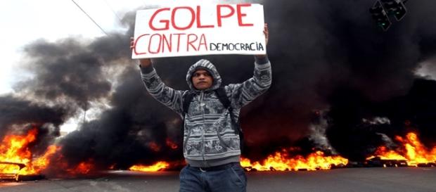 Manifestante com placa contra o "golpe" Manifestante com placa contra o "golpe"
