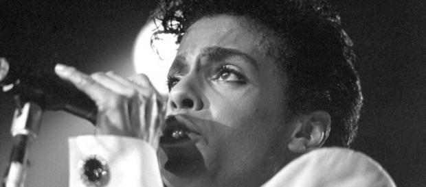 Una performance live di Prince Una performance live di Prince
