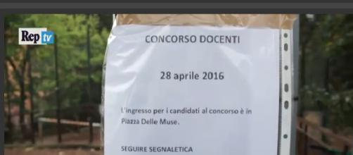 Il cartello all'ingresso del comprensivo Salvini di Roma