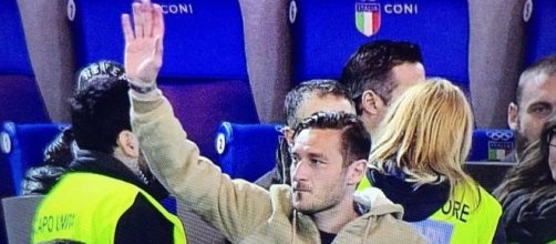 Totti saluta l'olimpico prima della partita con il Palermo