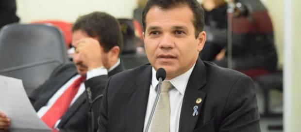 Deputado Ricardo Nezinho (PMDB), autor do projeto de lei que proíbe professores de opinar em sala no Alagoas. Deputado Ricardo Nezinho (PMDB), autor do projeto de lei que proíbe professores de opinar em sala no Alagoas.