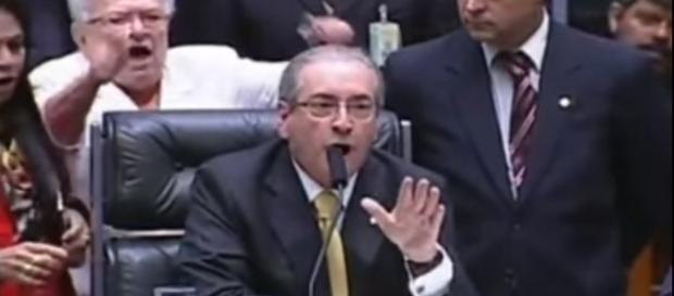 Eduardo Cunha tentando acalmar os ânimos no Congresso. Eduardo Cunha tentando acalmar os ânimos no Congresso.