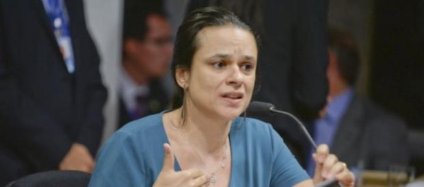 Janaína Paschoal apresenta provas contra Dilma Janaína Paschoal apresenta provas contra Dilma