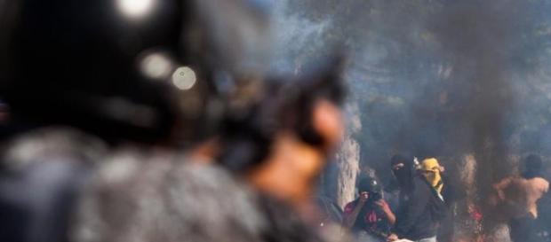 scontri tra forze dell'ordine e manifestanti scontri tra forze dell'ordine e manifestanti