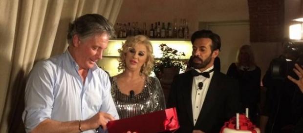 Uomini e Donne gossip: sorpresa al compleanno di Giorgio, arriva Tina Cipollari Uomini e Donne gossip: sorpresa al compleanno di Giorgio, arriva Tina Cipollari