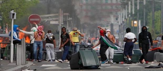 Violenti scontri in Francia tra manifestanti contro il "job act" e forze dell'ordine Violenti scontri in Francia tra manifestanti contro il "job act" e forze dell'ordine