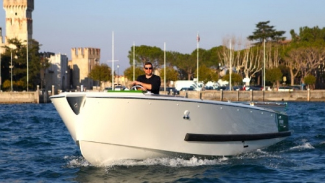 Un'imbarcazione elettrica Repower salpata dalla riva.