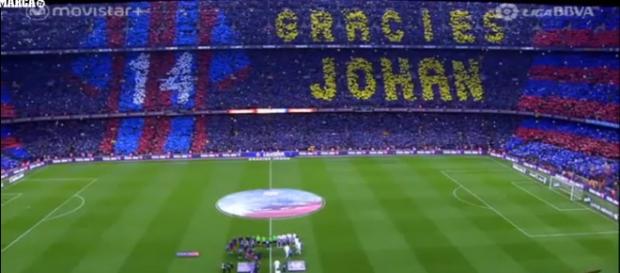 La grada homenajeando a Cruyff La grada homenajeando a Cruyff