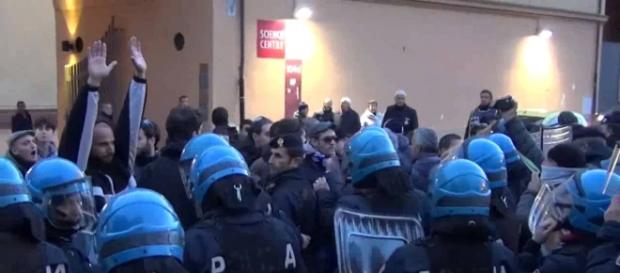 La polizia austriaca impegnata a contenere i tafferugli. La polizia austriaca impegnata a contenere i tafferugli.