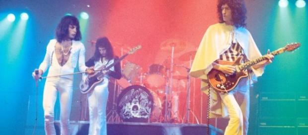 Queen en acción en el Hammersmith Odeon Queen en acción en el Hammersmith Odeon