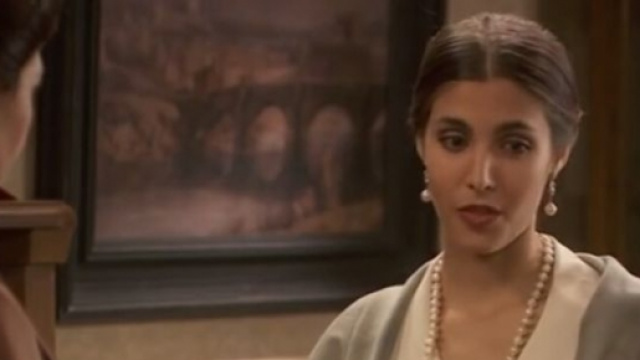 Amalia vuole uccidere Ines, Francisca cerca di fermarla.