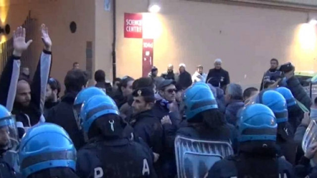 La polizia austriaca impegnata a contenere i tafferugli.