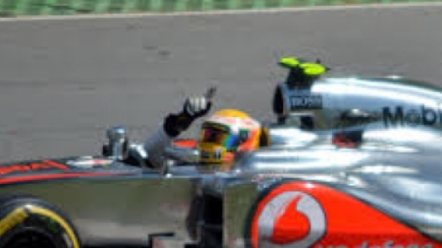 Nico Rosberg esulta dopo la vittoria al GP del Bahrein