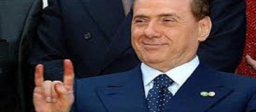 Silvio Berlusconi, in una delle tante gesta memorabili