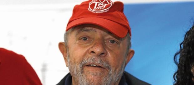 Ex-presidente Lula orienta movimentos sustentados pelo Governo, como o MST. Ex-presidente Lula orienta movimentos sustentados pelo Governo, como o MST.