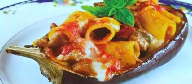 Parmigiana in barca: un primo piatto originale e succulento! Parmigiana in barca: un primo piatto originale e succulento!