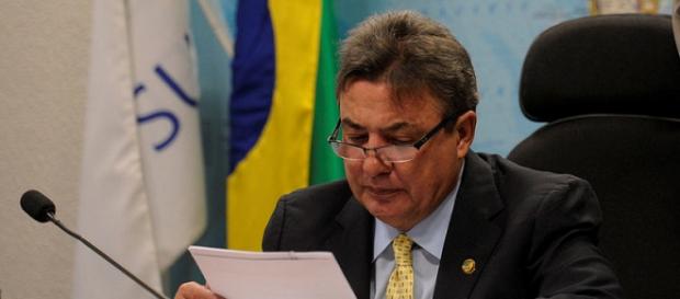 Zezé Perrella, senador pelo PTB de MG Zezé Perrella, senador pelo PTB de MG