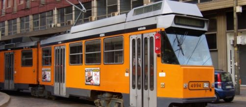 Cerca la 'ragazza del tram' a Milano con i volantini