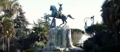 La Spezia Monumento a Garibaldi. Il sig. Boeri da oltre un mese senza la sua casa occupata da famiglia marocchina
