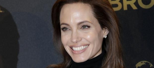 A atriz Angelia Jolie internada em estado grave. A atriz Angelia Jolie internada em estado grave.